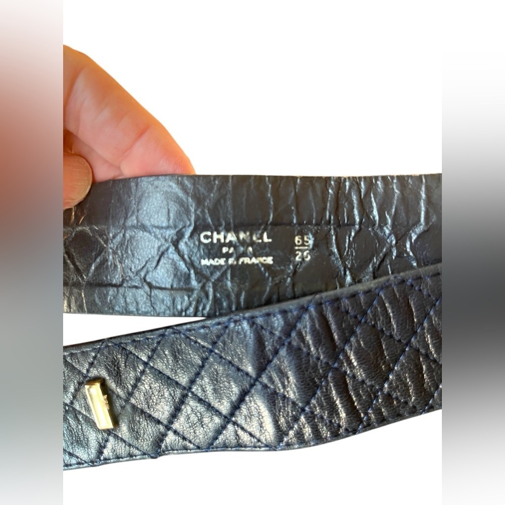 Vintage CHANEL Navy Quilted Leather Belt with Gold Buckle Sz 26 - Picture 6 of 8